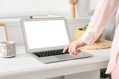 Masanın yanında boş ekran kullanan kadın, kapat