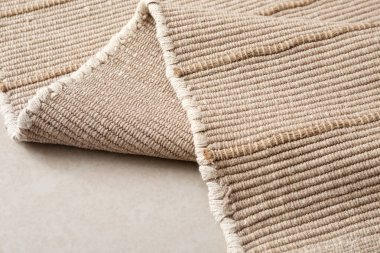 Zeminde şık bej halı, yakın plan.