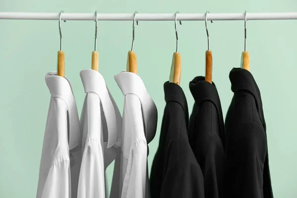 Rack Dengan Jaket Bersih Dan Kemeja Dengan Latar Belakang Hijau — Stok Foto