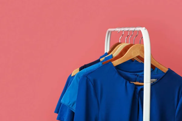 Rack Clean Blue Clothes Pink Background Closeup — Stock Photo, Image