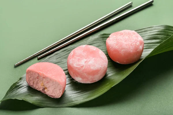 Lahodné Mochi List Hůlky Barevném Pozadí — Stock fotografie