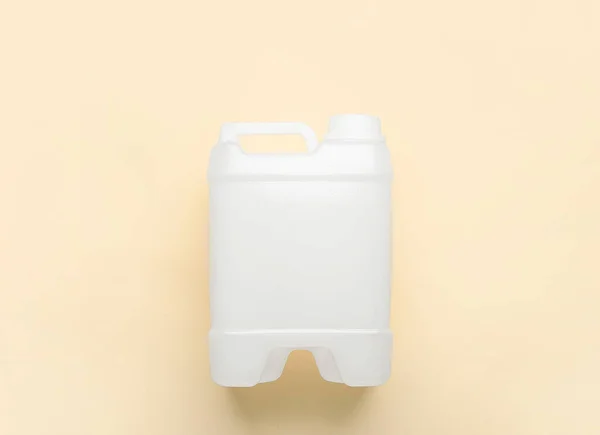 浅色背景塑料罐 — 图库照片
