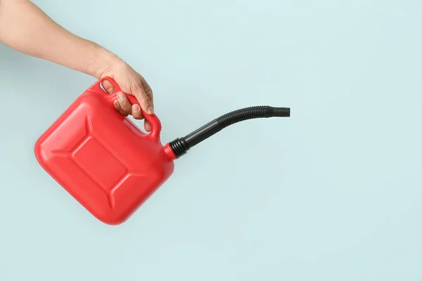 Mão Masculina Segurando Recipiente Com Bico Borracha Fundo Cor — Fotografia de Stock