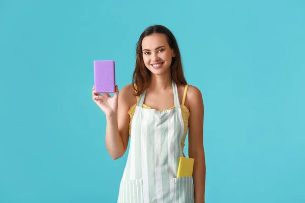 Jonge Vrouw Met Spons Kleur Achtergrond — Stockfoto