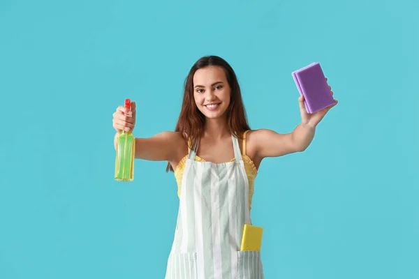 Mujer Joven Con Esponja Detergente Sobre Fondo Color — Foto de Stock