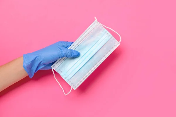 Женская Рука Резиновых Перчатках Медицинской Маской Цветном Фоне — стоковое фото