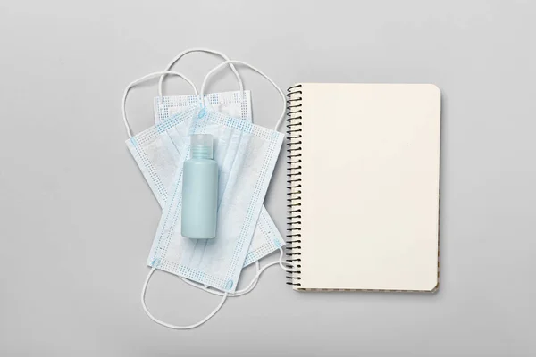 Maschere Mediche Disinfettante Mani Notebook Sfondo Chiaro — Foto Stock