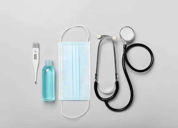 Medizinische Maske Händedesinfektionsmittel Stethoskop Und Thermometer Auf Hellem Hintergrund — Stockfoto