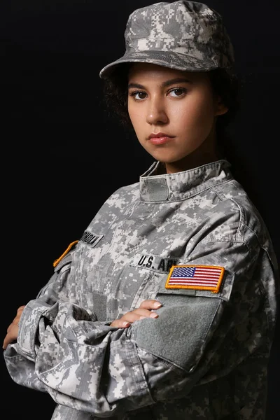 Afroamerikansk Kvinnlig Soldat Mörk Bakgrund — Stockfoto