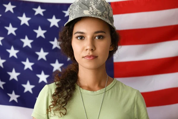 Afroamerikansk Kvinnlig Soldat Mot Usa Flagga — Stockfoto