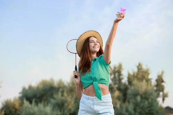 Junge Frau Spielt Draußen Badminton — Stockfoto