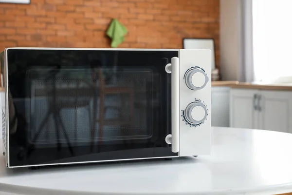 Moderne Mikrowelle Auf Weißem Tisch Stilvoller Küche — Stockfoto