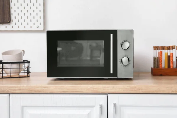 Oven Microwave Modern Counter Kayu Dekat Dinding Cahaya — Stok Foto