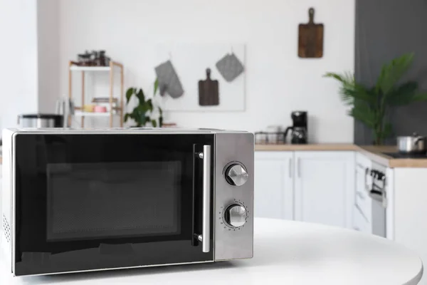 Microwave Oven Atas Meja Putih Dapur Ringan — Stok Foto