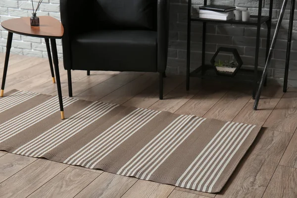 Moderner Teppich Auf Holzboden Zimmer — Stockfoto