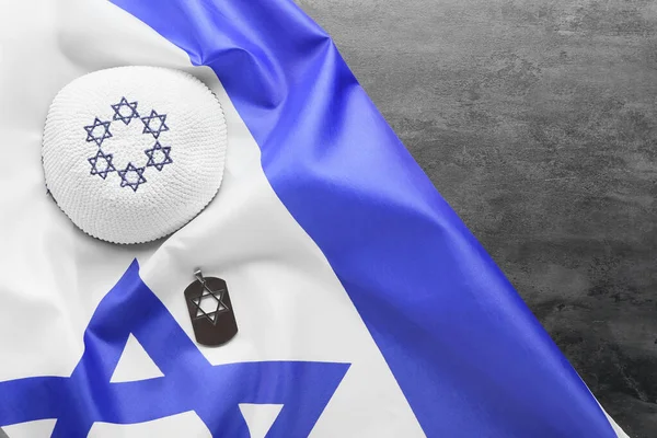 Στρατιωτική Ετικέτα Kippah Και Σημαία Του Ισραήλ Γκρι Φόντο — Φωτογραφία Αρχείου