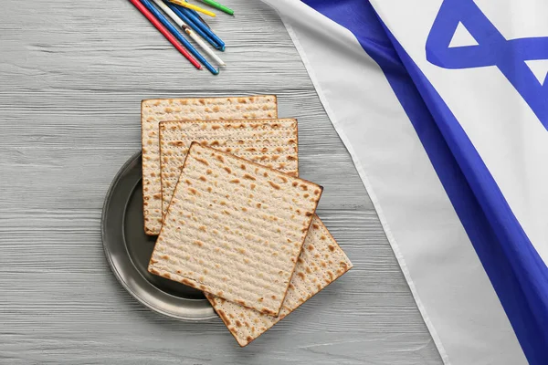 Εβραϊκή Flatbread Matza Κεριά Και Σημαία Του Ισραήλ Ξύλινο Φόντο — Φωτογραφία Αρχείου