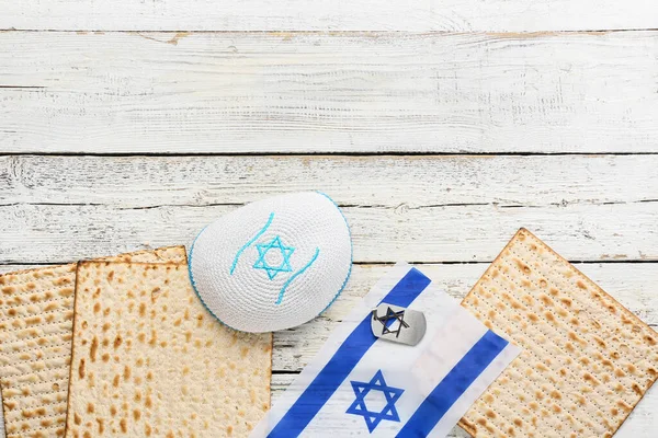 가벼운 배경에 유대교의 상징물 — 스톡 사진