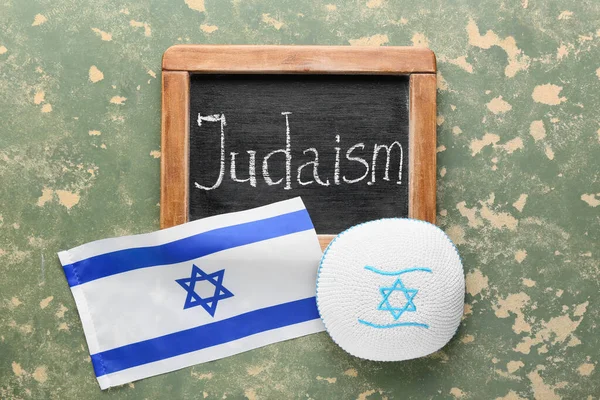 Pizarra Con Palabra Judaism Kippah Bandera Israel Sobre Fondo Color — Foto de Stock