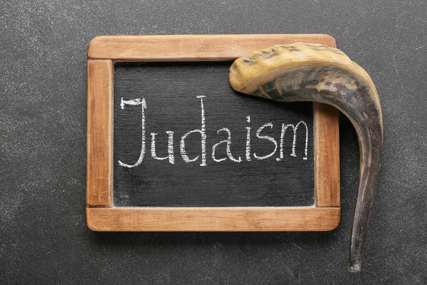 Karanlık Arkaplanda Judaism Sözcüğüyle Shofar Karatahta — Stok fotoğraf