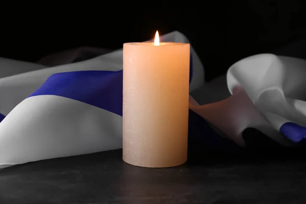 Καίγοντας Κερί Και Σημαία Του Ισραήλ Σκούρο Φόντο Ημέρα Μνήμης — Φωτογραφία Αρχείου