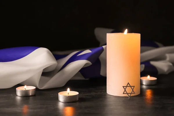 Brandende Kaarsen Vlag Van Israël Donkere Achtergrond Herdenkingsdag Van Holocaust — Stockfoto
