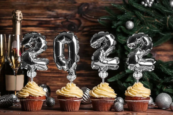 Kerst Cupcakes Met Ballon Nummers Houten Achtergrond — Stockfoto