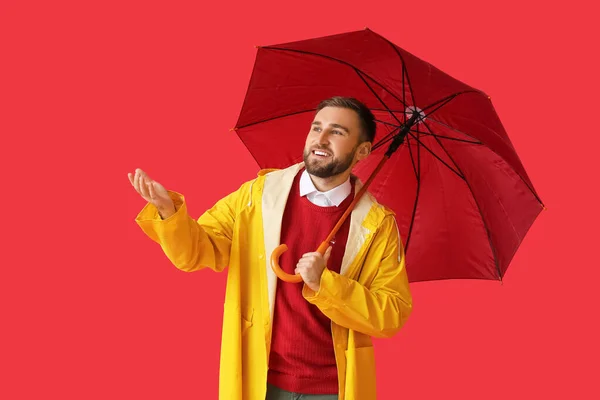 Fiatal Férfi Stílusos Esőkabát Esernyő Színes Háttér — Stock Fotó