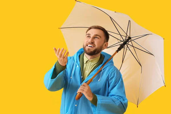 Ung Man Snygg Regnrock Och Med Paraply Färg Bakgrund — Stockfoto
