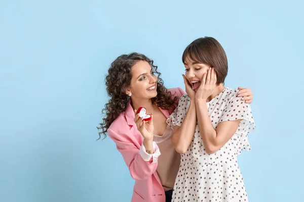 Young Lesbian Woman Proposing Her Girlfriend Color Background — Stock Photo, Image