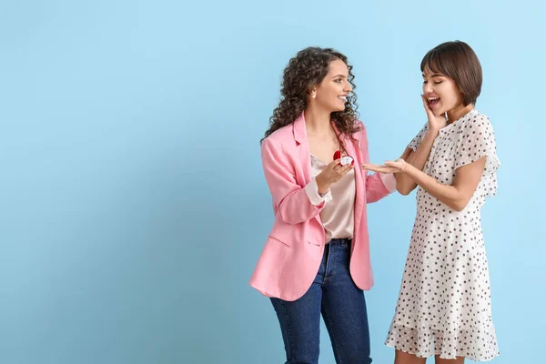 Young Lesbian Woman Proposing Her Girlfriend Color Background — Stock Photo, Image