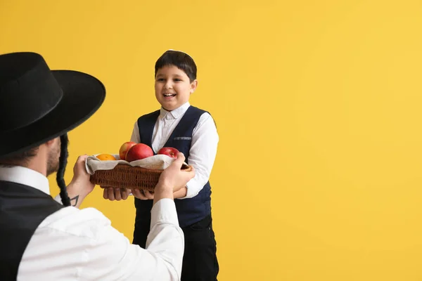 Judeu Homem Menino Com Frutas Cesta Fundo Cor — Fotografia de Stock