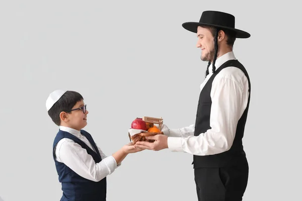 Jüdischer Mann Und Junge Mit Früchten Korb Auf Grauem Hintergrund — Stockfoto