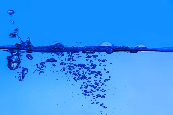 Mavi Zemin Üzerinde Hava Kabarcıkları Olan Temiz — Stok fotoğraf
