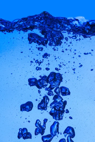 Acqua Limpida Con Bolle Aria Sfondo Blu — Foto Stock