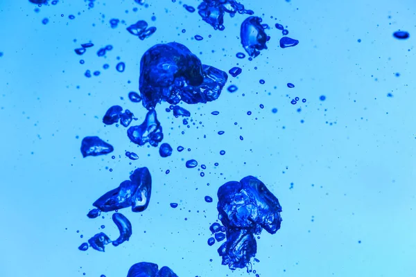 青い背景に気泡のあるきれいな水 — ストック写真
