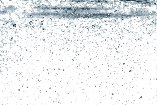 白色背景上有气泡的清澈水 — 图库照片