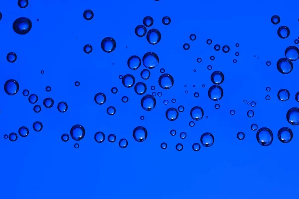 Agua Clara Con Burbujas Aire Sobre Fondo Azul — Foto de Stock