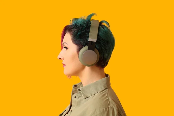 Vacker Kvinna Med Ovanligt Hår Lyssnar Musik Gul Bakgrund — Stockfoto