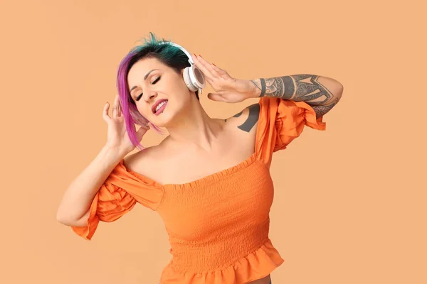 Mulher Bonita Com Cabelo Incomum Tatuagem Ouvir Música Fundo Laranja — Fotografia de Stock
