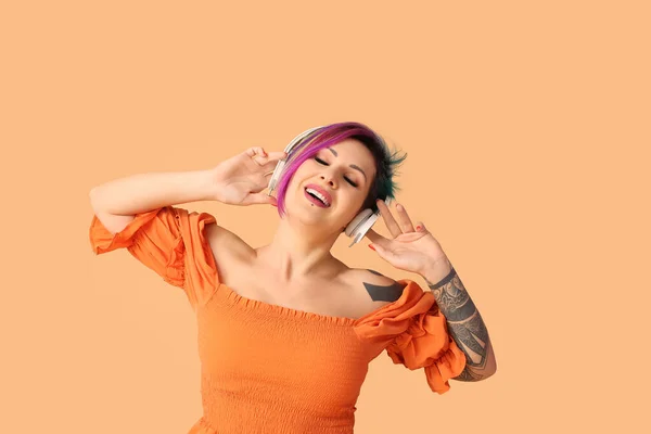 Mulher Bonita Com Cabelo Incomum Tatuagem Ouvir Música Fundo Laranja — Fotografia de Stock