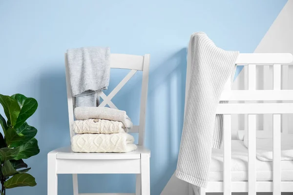 Children Sweaters White Chair Crib Houseplant Color Wall — Stock Photo, Image