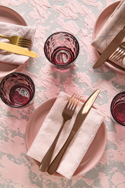 Stylish Table Setting Pink Grunge Background — Stock Photo, Image