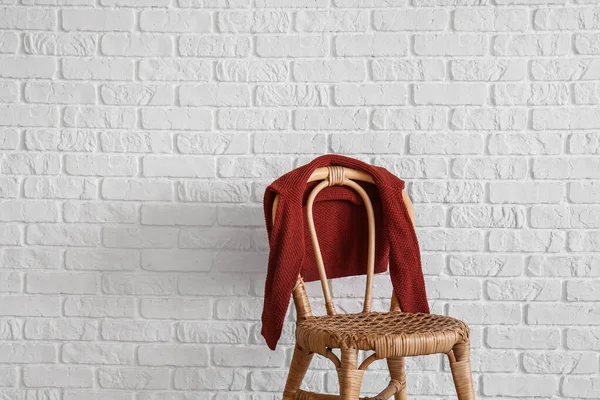 Παιδικό Πουλόβερ Καρέκλα Κοντά Λευκό Τοίχο Από Τούβλα — Φωτογραφία Αρχείου