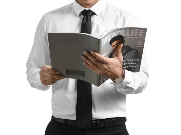 Knappe Man Formele Kleding Lezen Tijdschrift Witte Achtergrond Close — Stockfoto