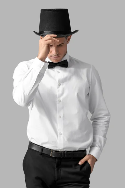 Модный Джентльмен Цилиндрической Шляпе Сером Фоне — стоковое фото