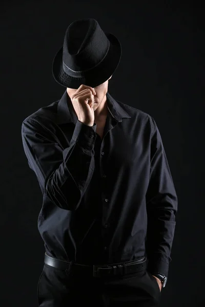 Elegante Pensivo Cavalheiro Vestindo Elegante Chapéu Contra Fundo Escuro — Fotografia de Stock