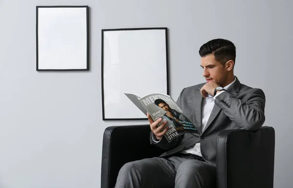 Revista Lectura Hombre Moda Cómodo Sillón Cerca Pared Gris — Foto de Stock