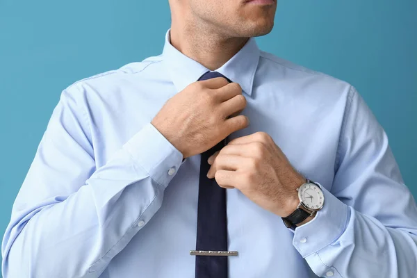 Młody Przystojny Mężczyzna Formalne Ubrania Regulacja Krawat Tle Kolor Zbliżenie — Zdjęcie stockowe
