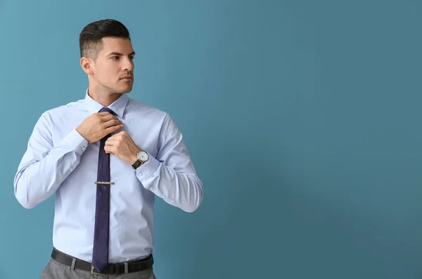 Joven Hombre Guapo Ropa Formal Mirando Lado Ajustando Corbata Fondo —  Fotos de Stock